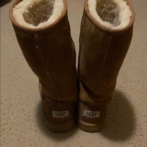 Women’s UGG’s size 4 basically new!! Worn once